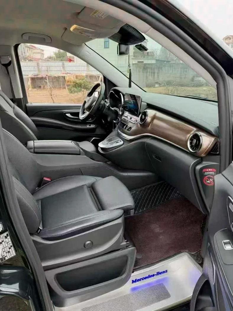 奔驰V 后面外观二