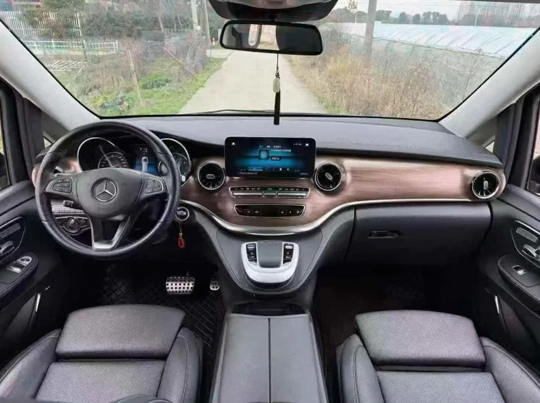 奔驰V 后面外观一