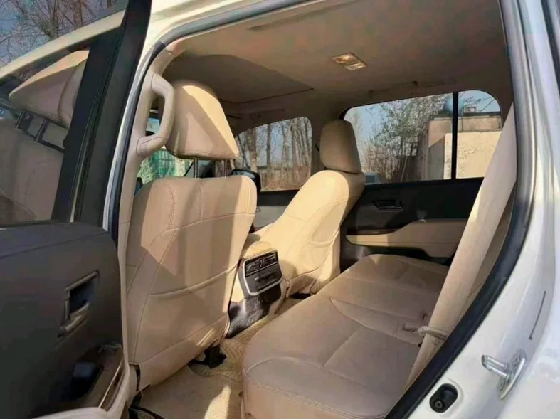 丰田兰德酷路泽 驾驶室