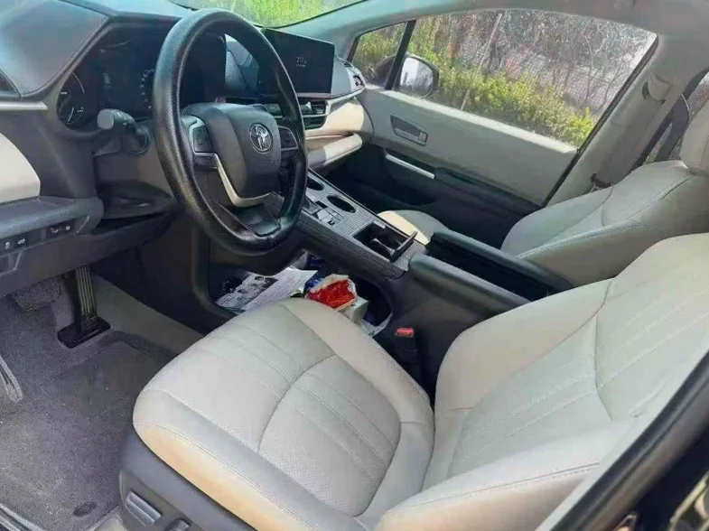 丰田塞纳 后面外观一