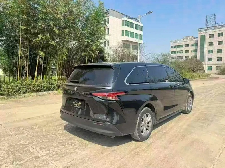 丰田塞纳 内饰后排