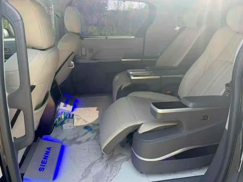 丰田塞纳 后面外观二