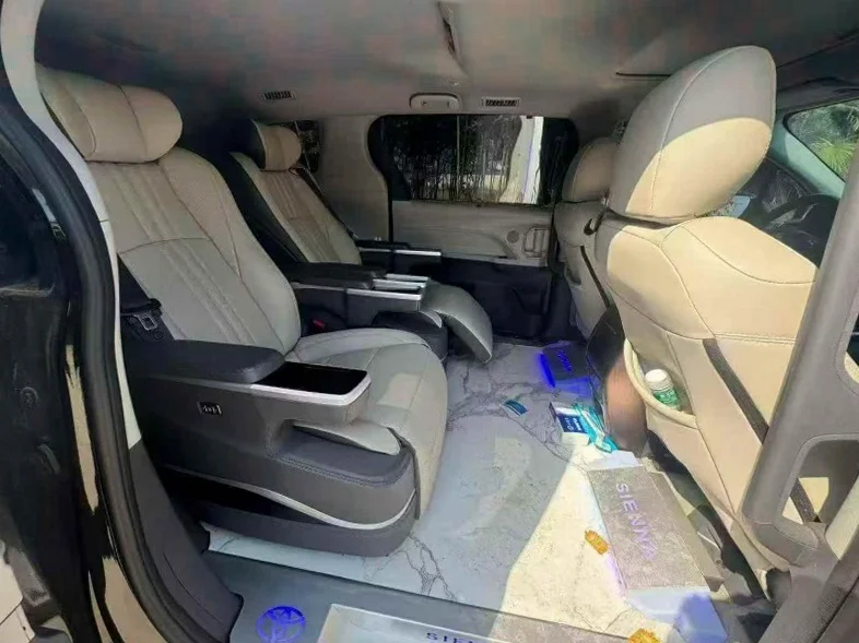 丰田塞纳 后面外观三