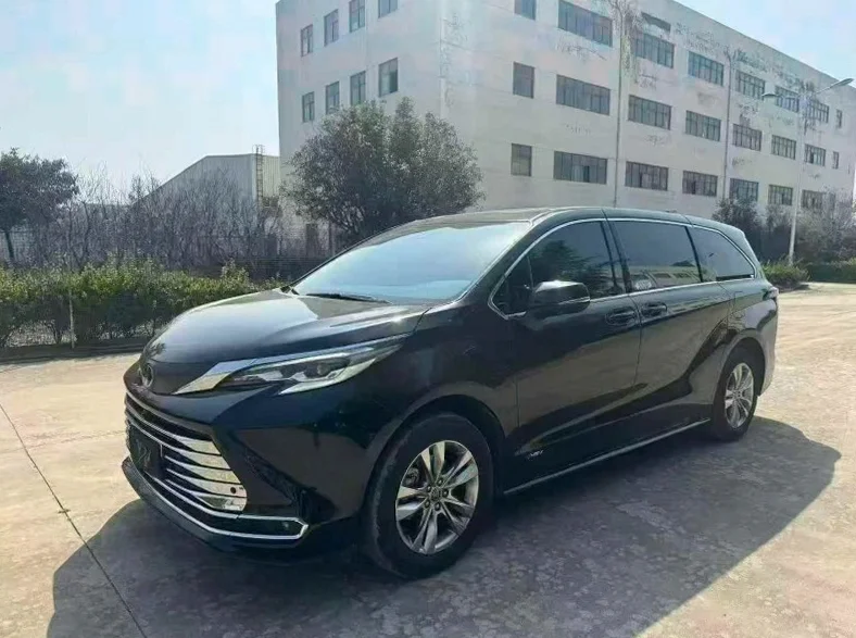 丰田塞纳 正面外观二