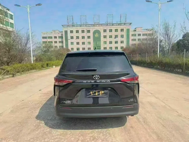 丰田塞纳 驾驶室