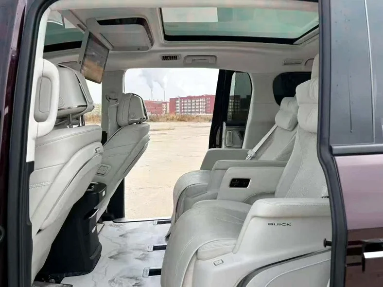 别克GL8 后面外观三