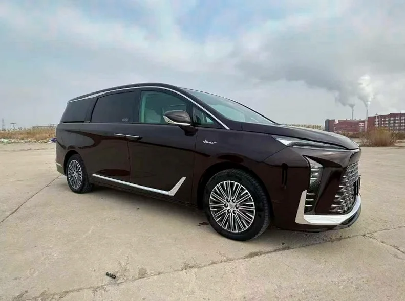 别克GL8 正面外观三