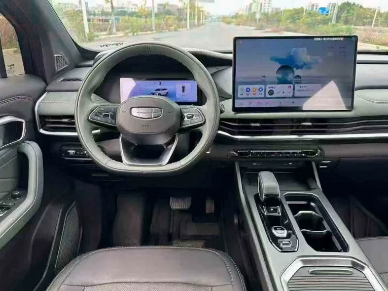 吉利豪越 后面外观一