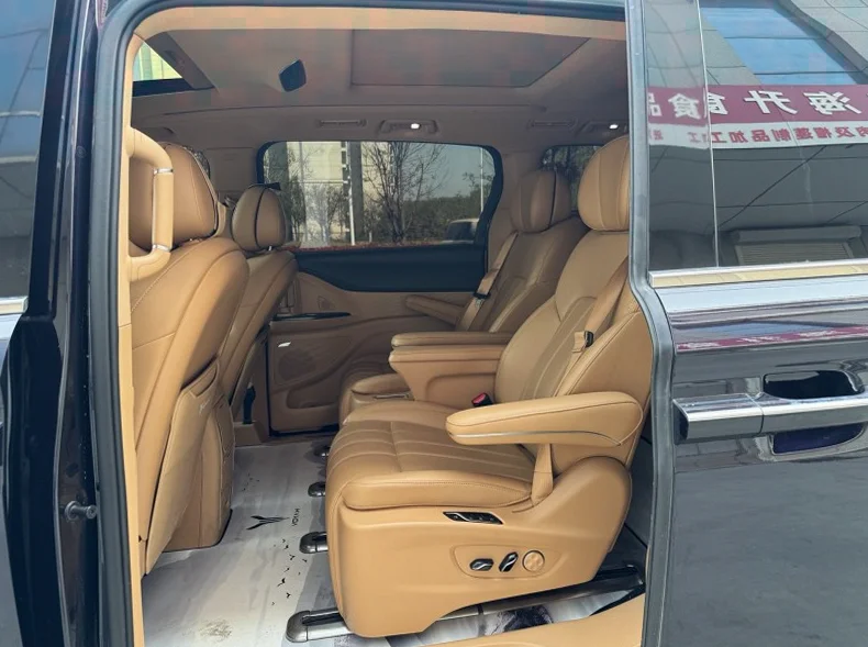 岚图汽车梦想家 内饰前排