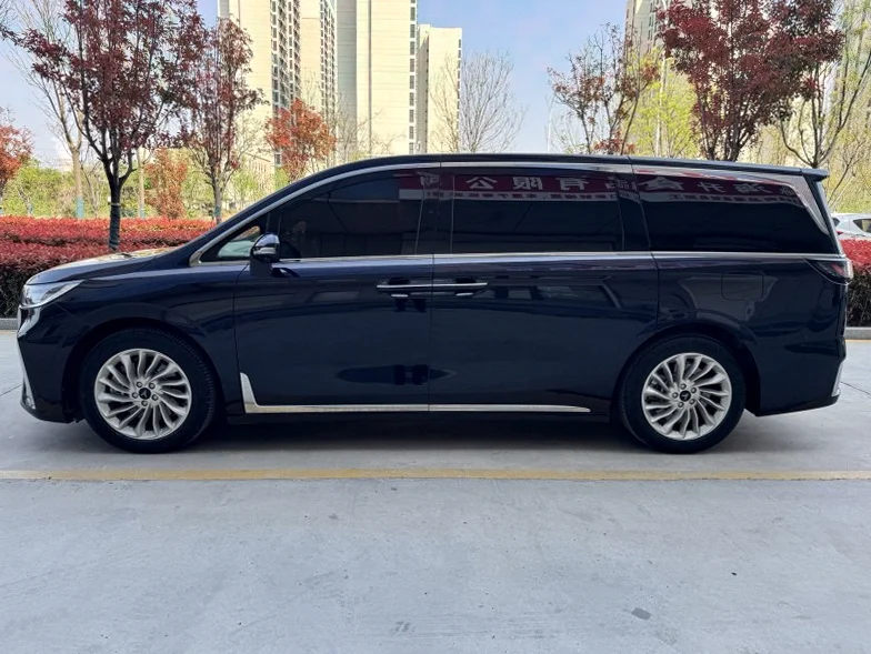 岚图汽车梦想家 后面外观二