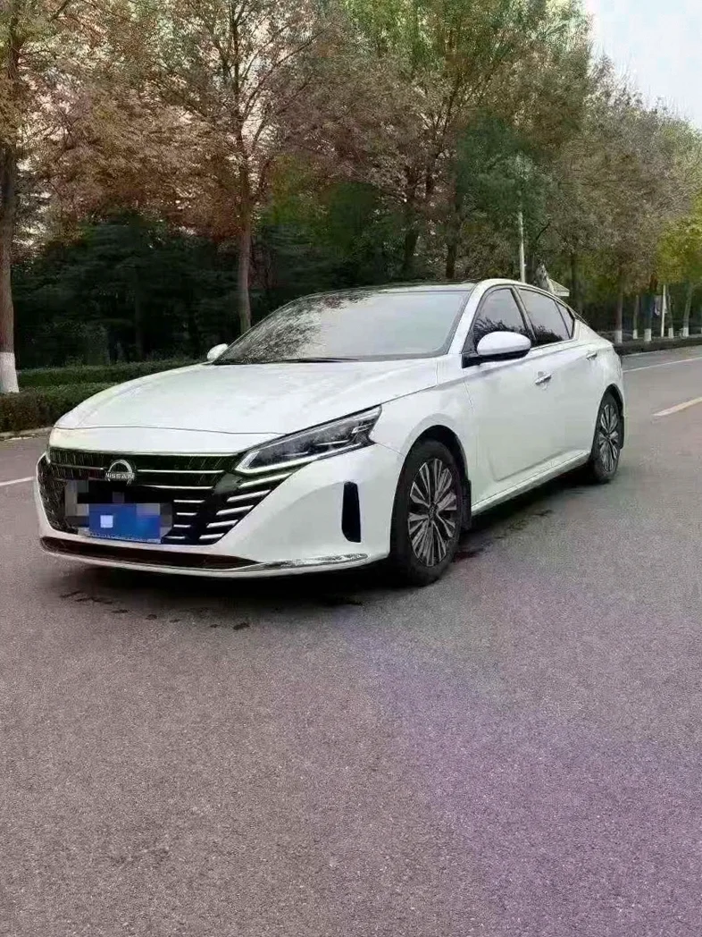 日产天籁 正面外观三