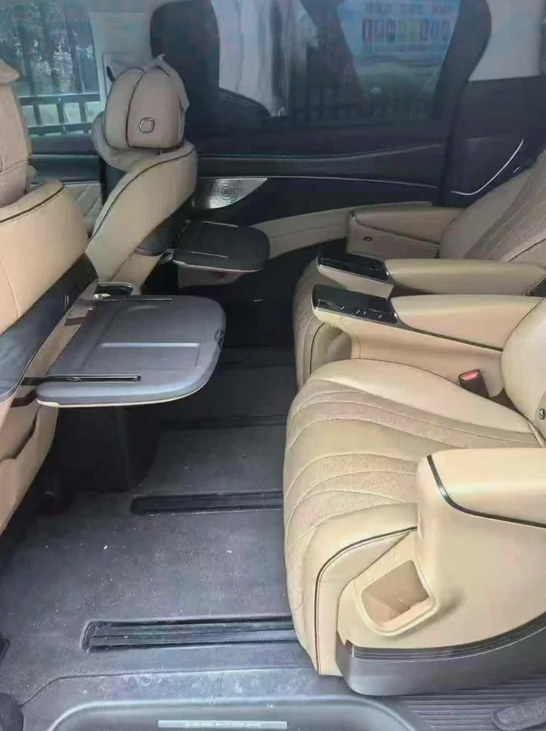 腾势D9 内饰前排