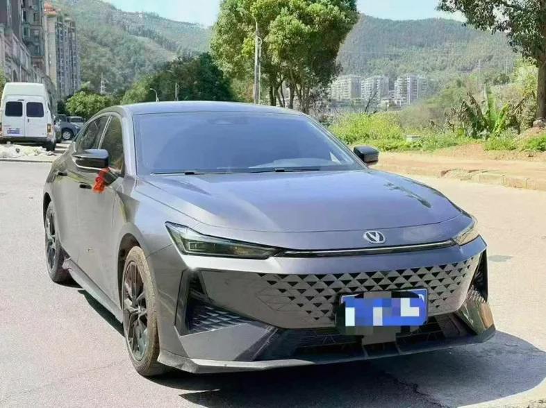 长安汽车UNI 正面外观三