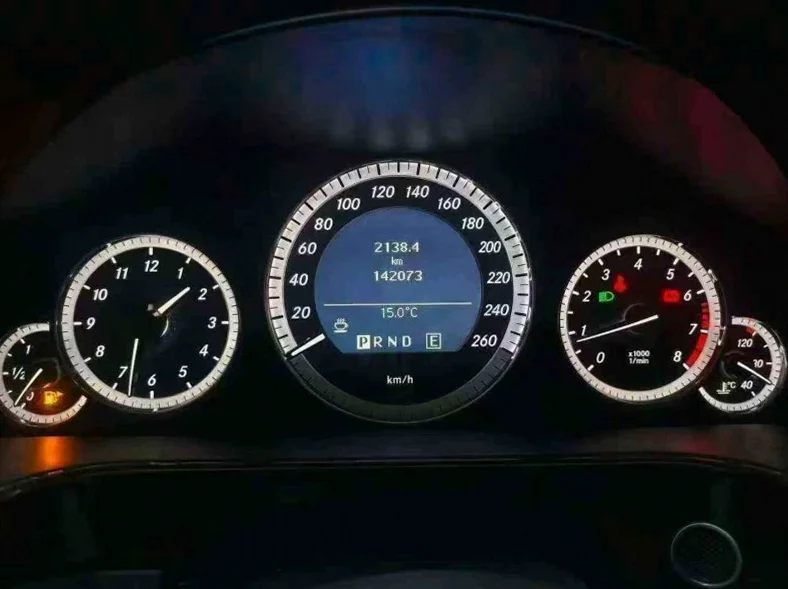 奔驰E 内饰后排