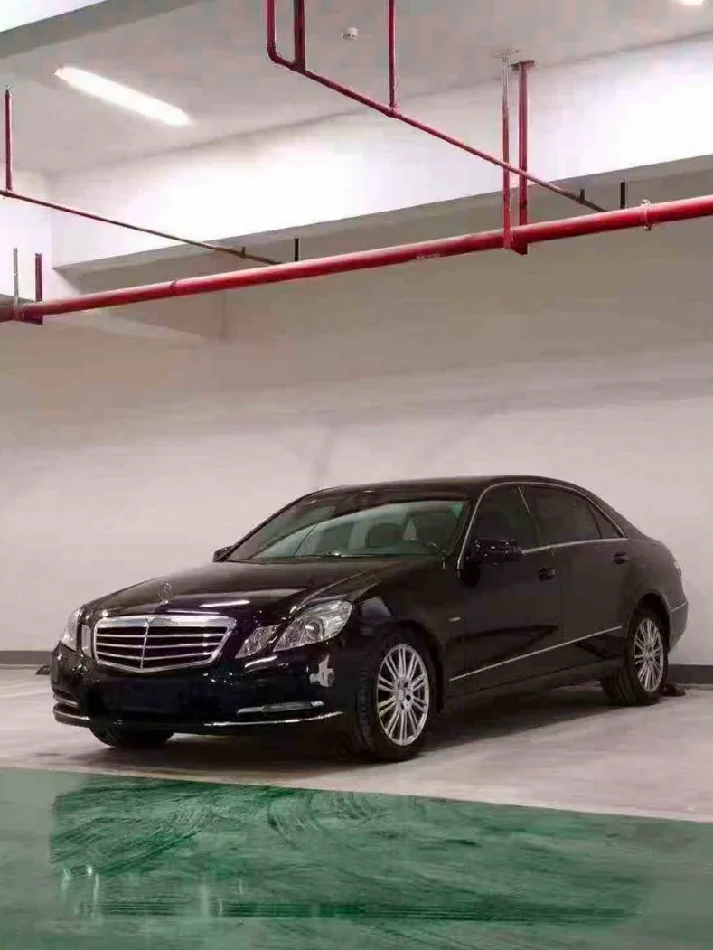 奔驰E 正面外观二