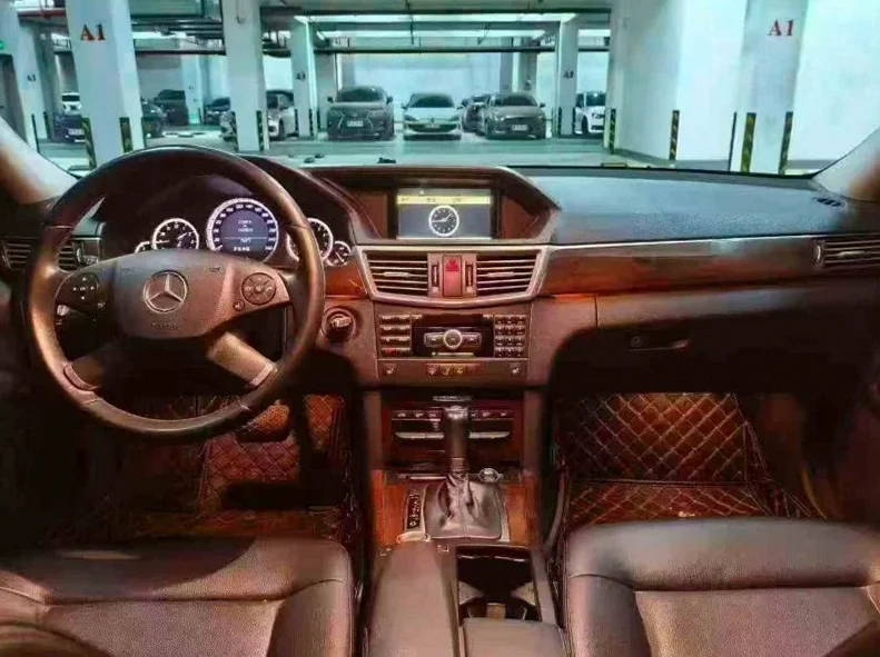 奔驰E 后面外观一