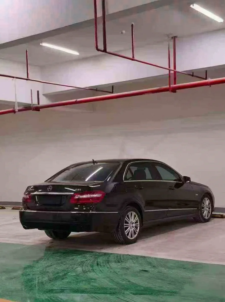 奔驰E 正面外观三