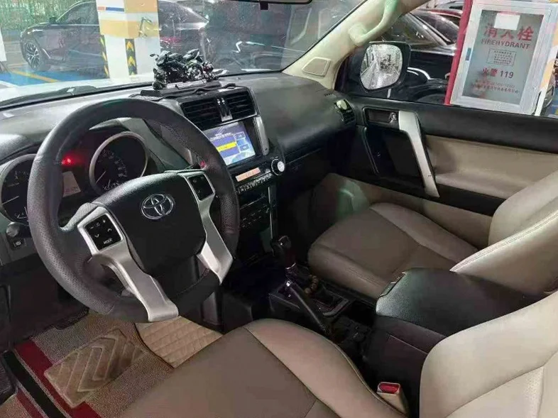 丰田普拉多 后面外观一