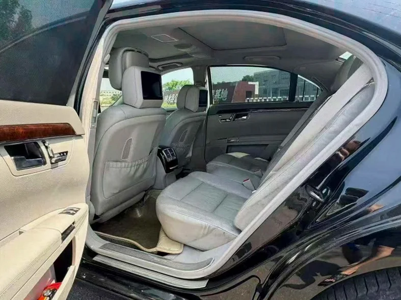 奔驰S 后面外观一