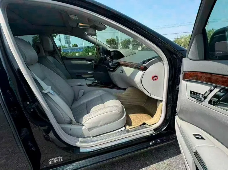 奔驰S 后面外观二