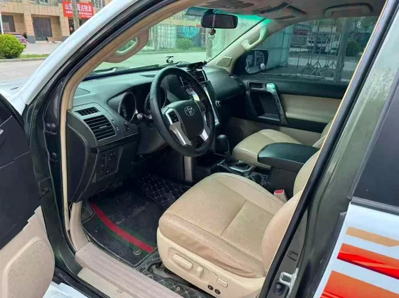 丰田普拉多 后面外观一