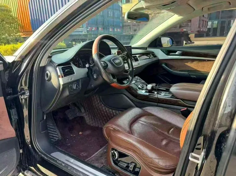 奥迪A8L 后面外观一