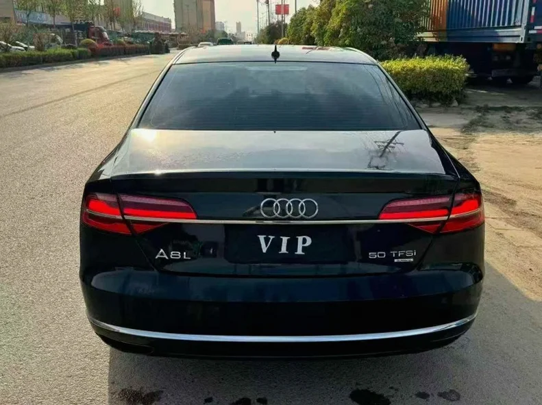 奥迪A8L 内饰前排