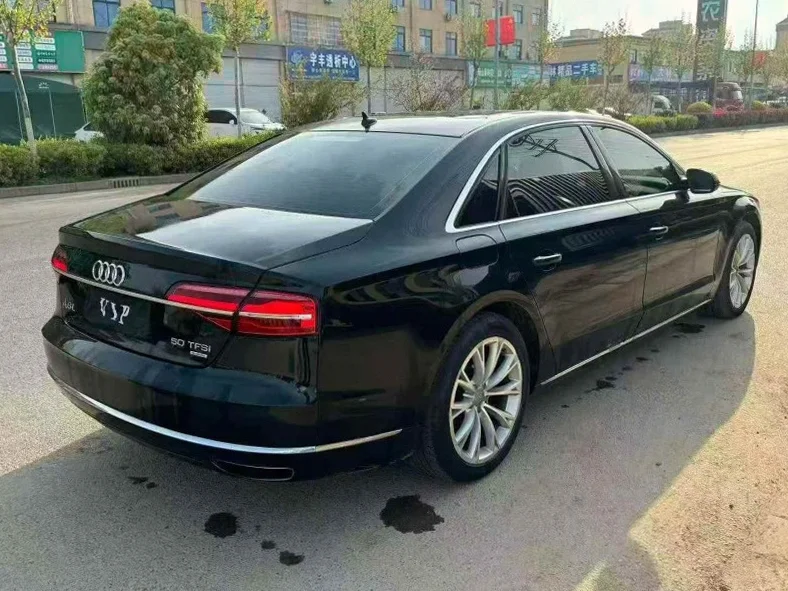 奥迪A8L 内饰前排