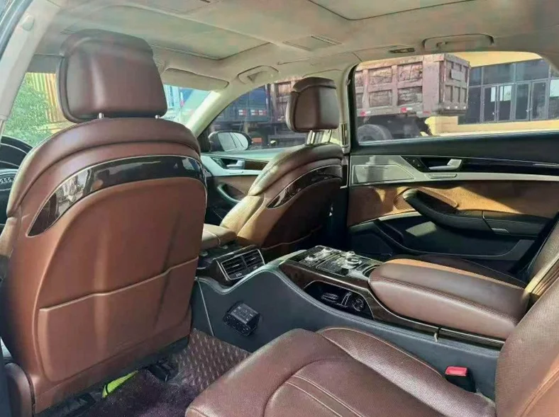 奥迪A8L 后面外观一