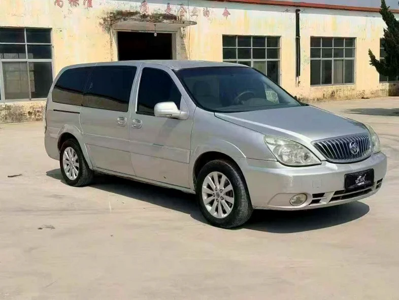 别克GL8 正面外观三