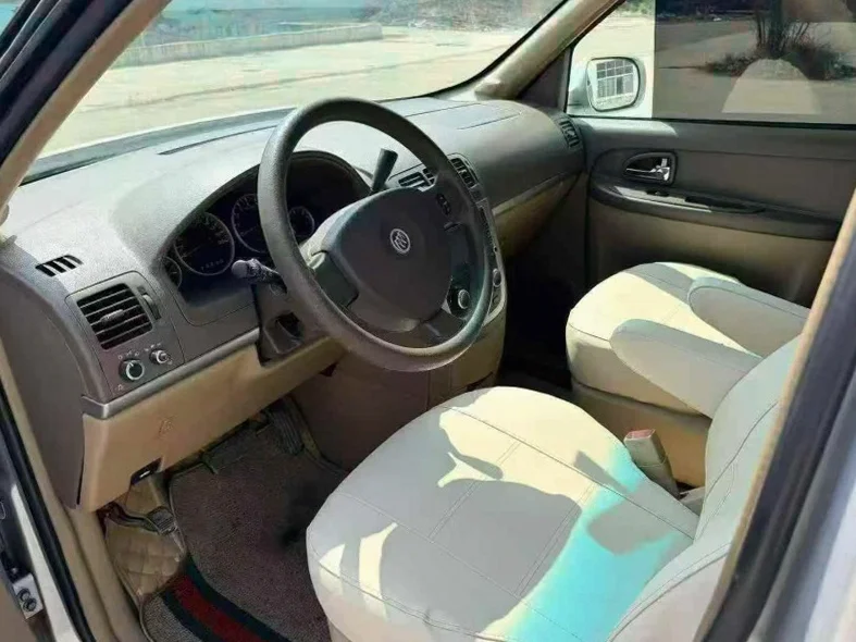 别克GL8 后面外观一