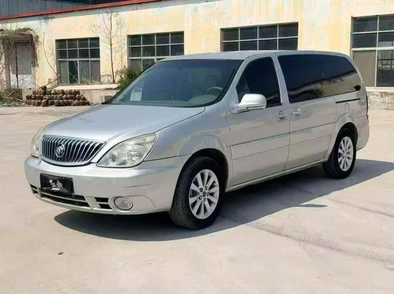 别克GL8 正面外观二