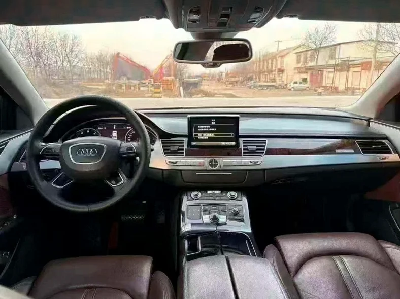 奥迪A8L 后面外观一