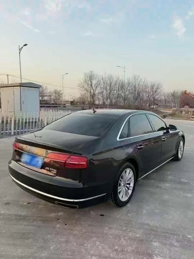 奥迪A8L 内饰前排