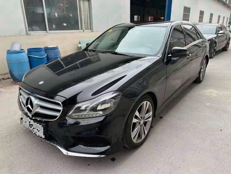 奔驰E 正面外观二