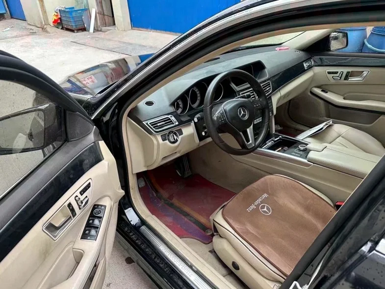 奔驰E 后面外观一