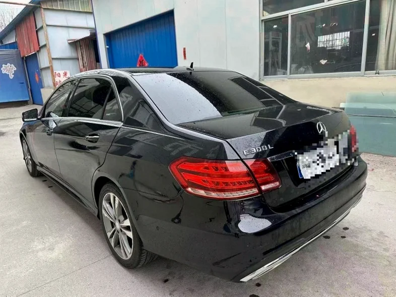 奔驰E 内饰后排