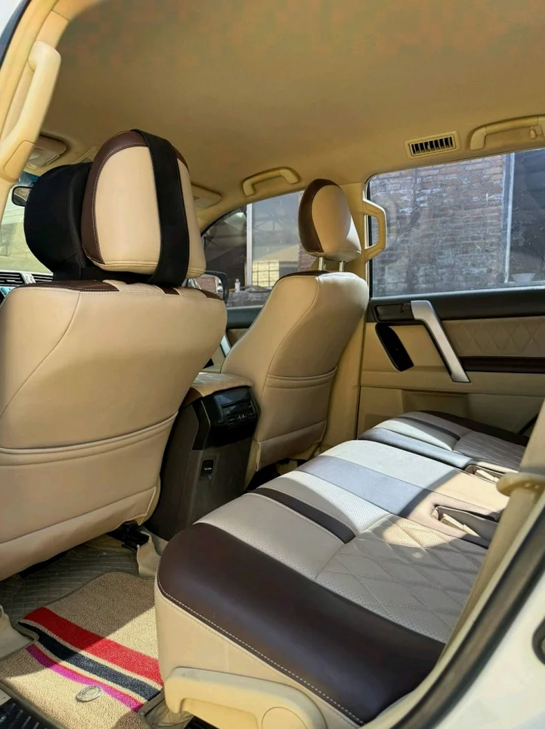 丰田普拉多 后面外观一