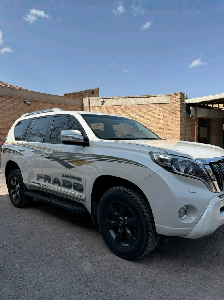 丰田普拉多 正面外观二