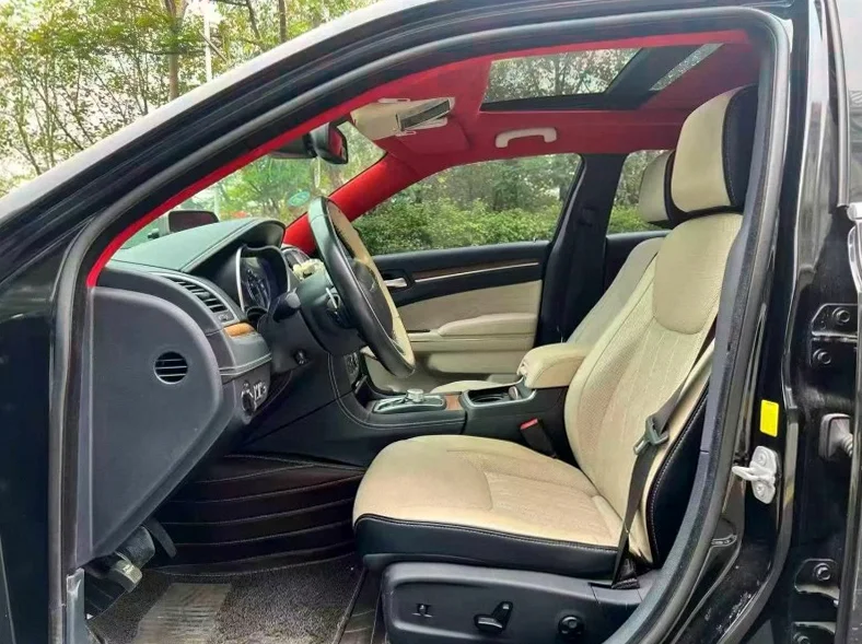 克莱斯勒300C 内饰前排