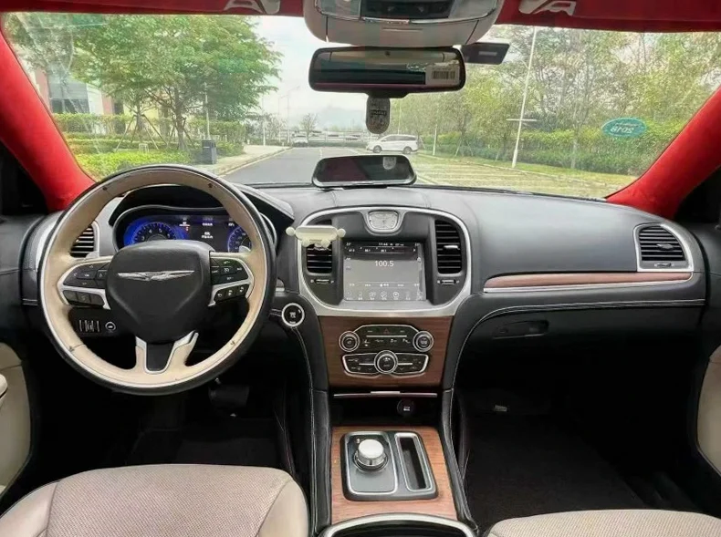 克莱斯勒300C 后面外观三