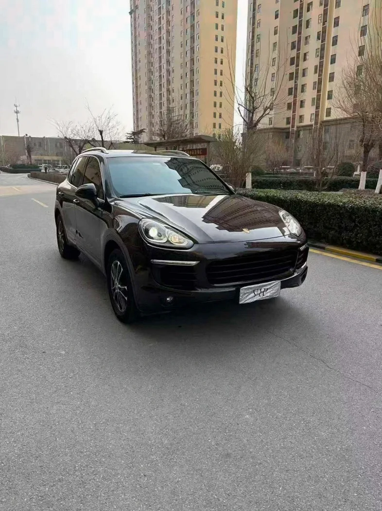 保时捷卡宴 正面外观二