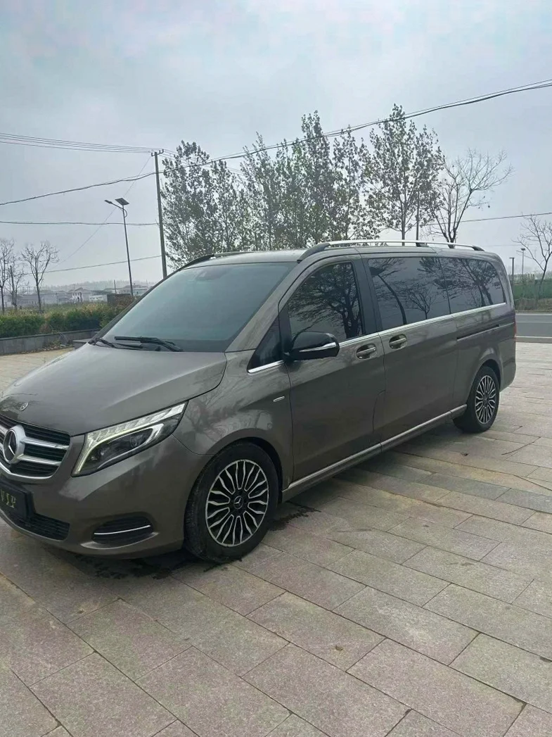 奔驰V 正面外观二