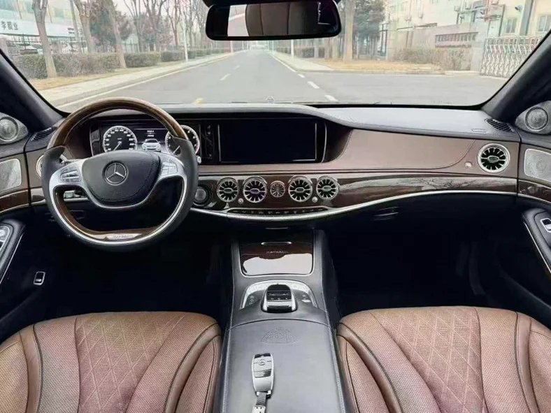 奔驰S 后面外观三