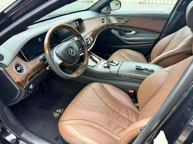 奔驰S 后面外观一