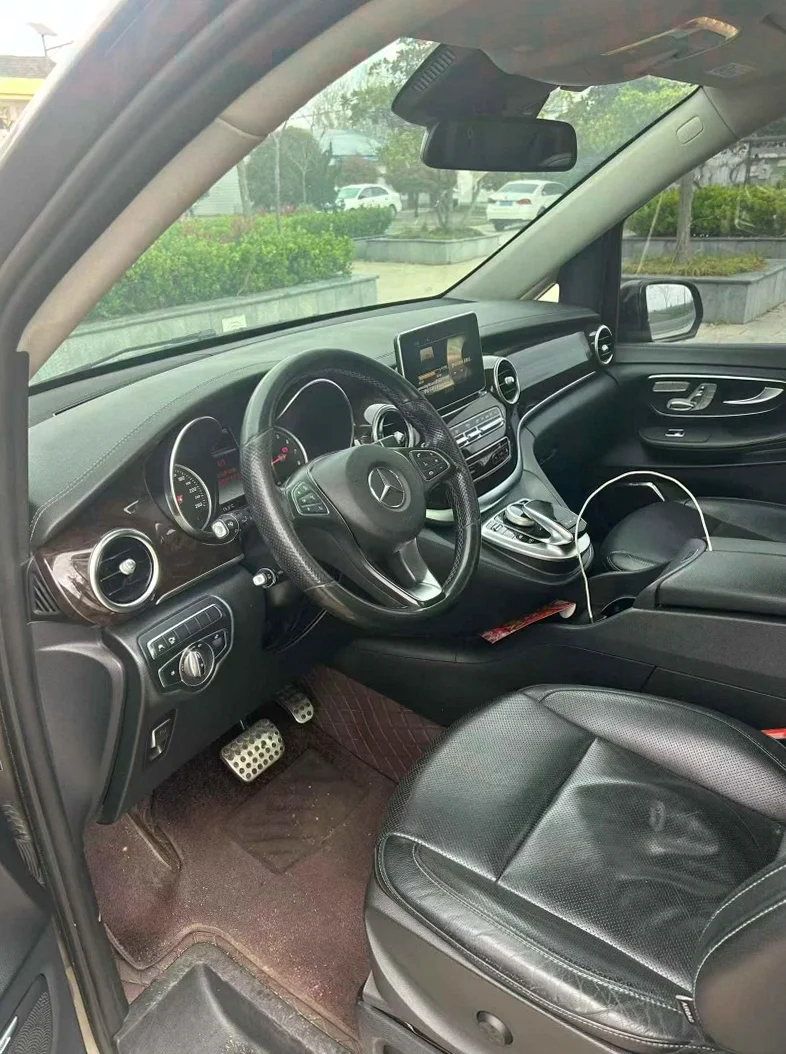 奔驰V 后面外观三