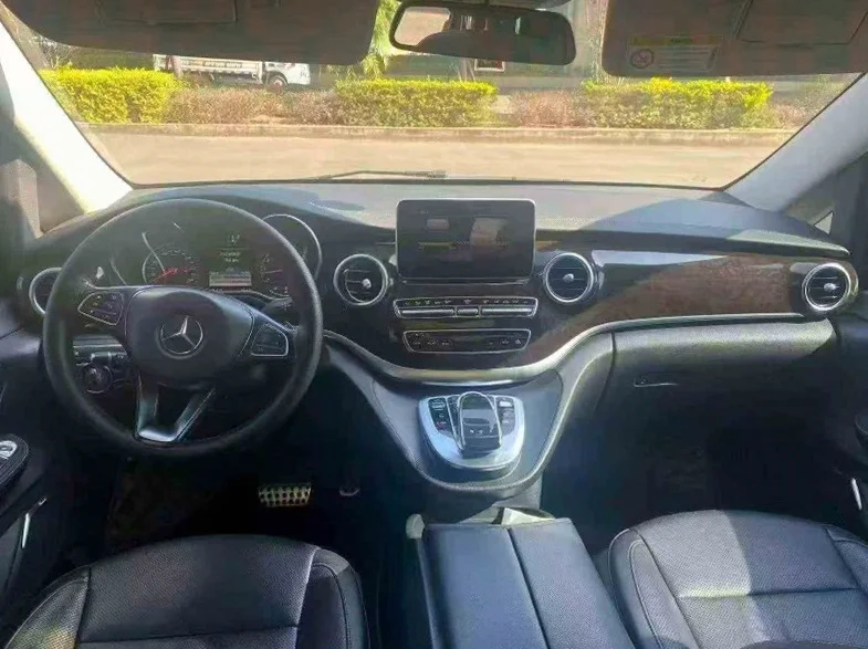 奔驰V 后面外观一