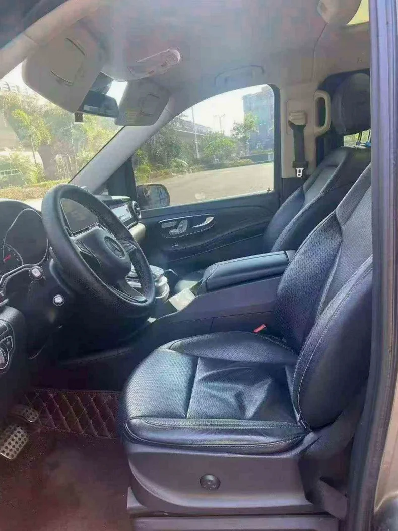 奔驰V 后面外观二