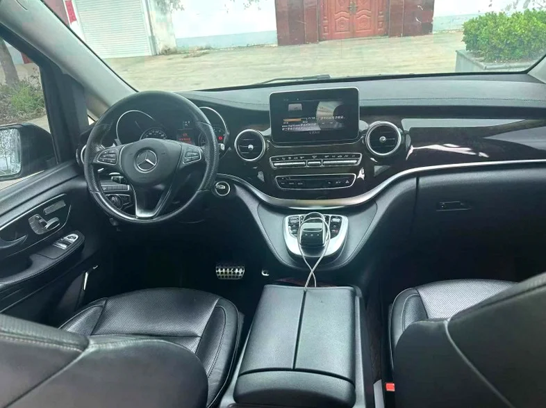 奔驰V 后面外观一