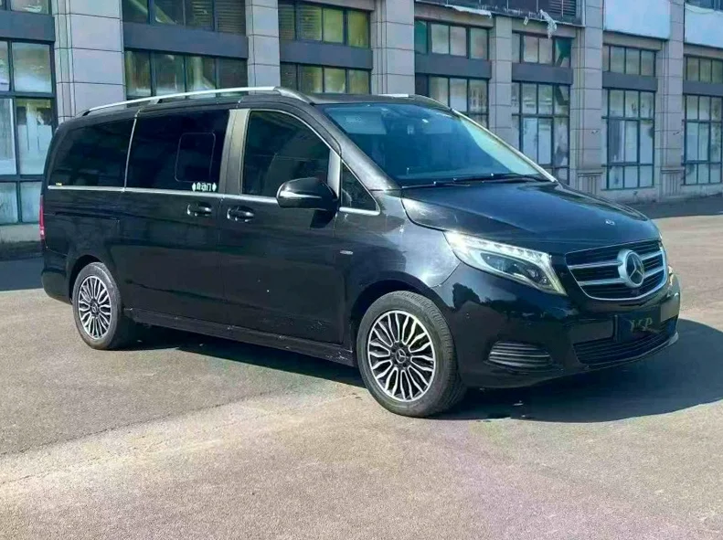 奔驰V 正面外观二